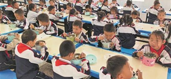 10年，农村学生的餐盘变了样……